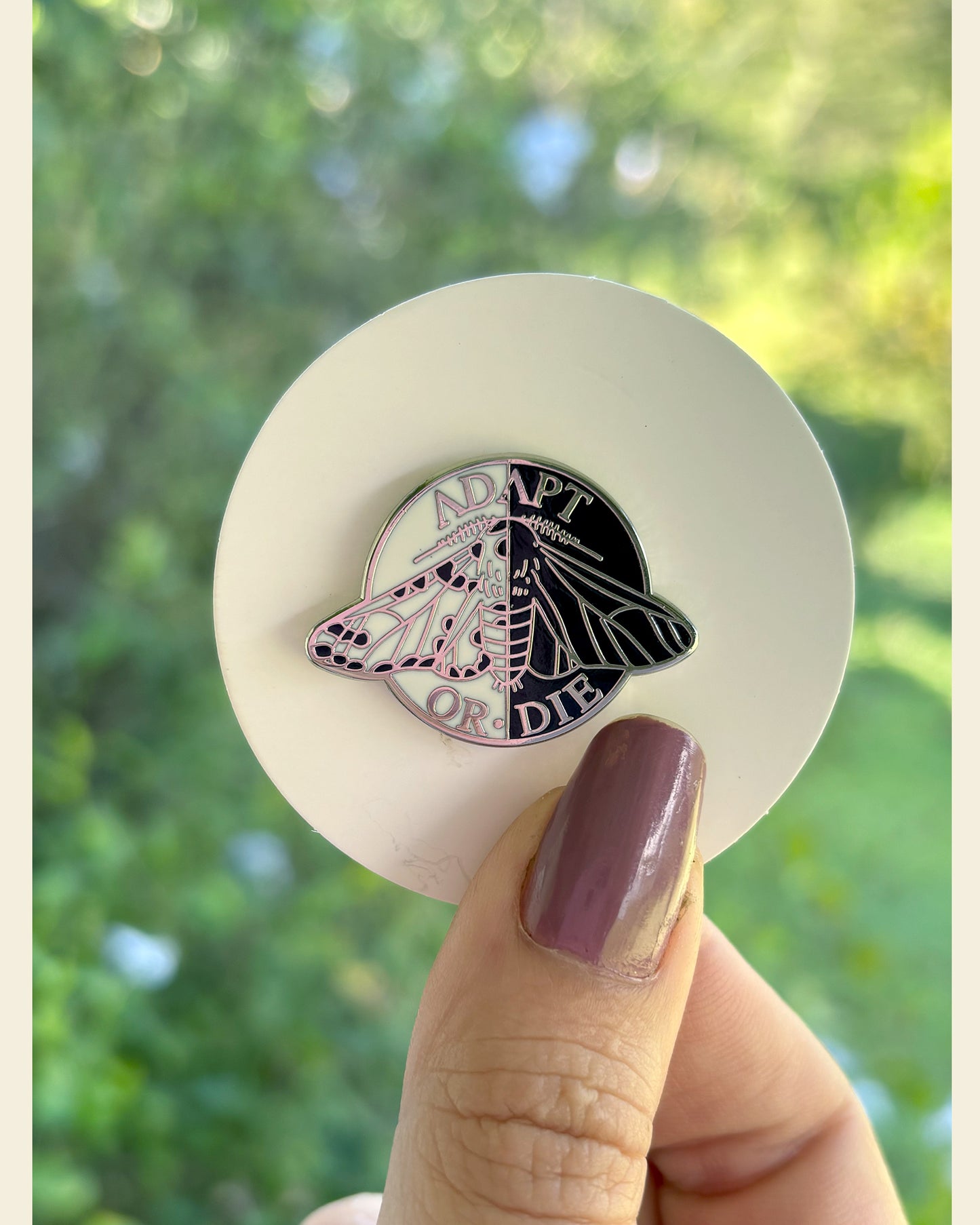 Pin Polilla Adapt or Die