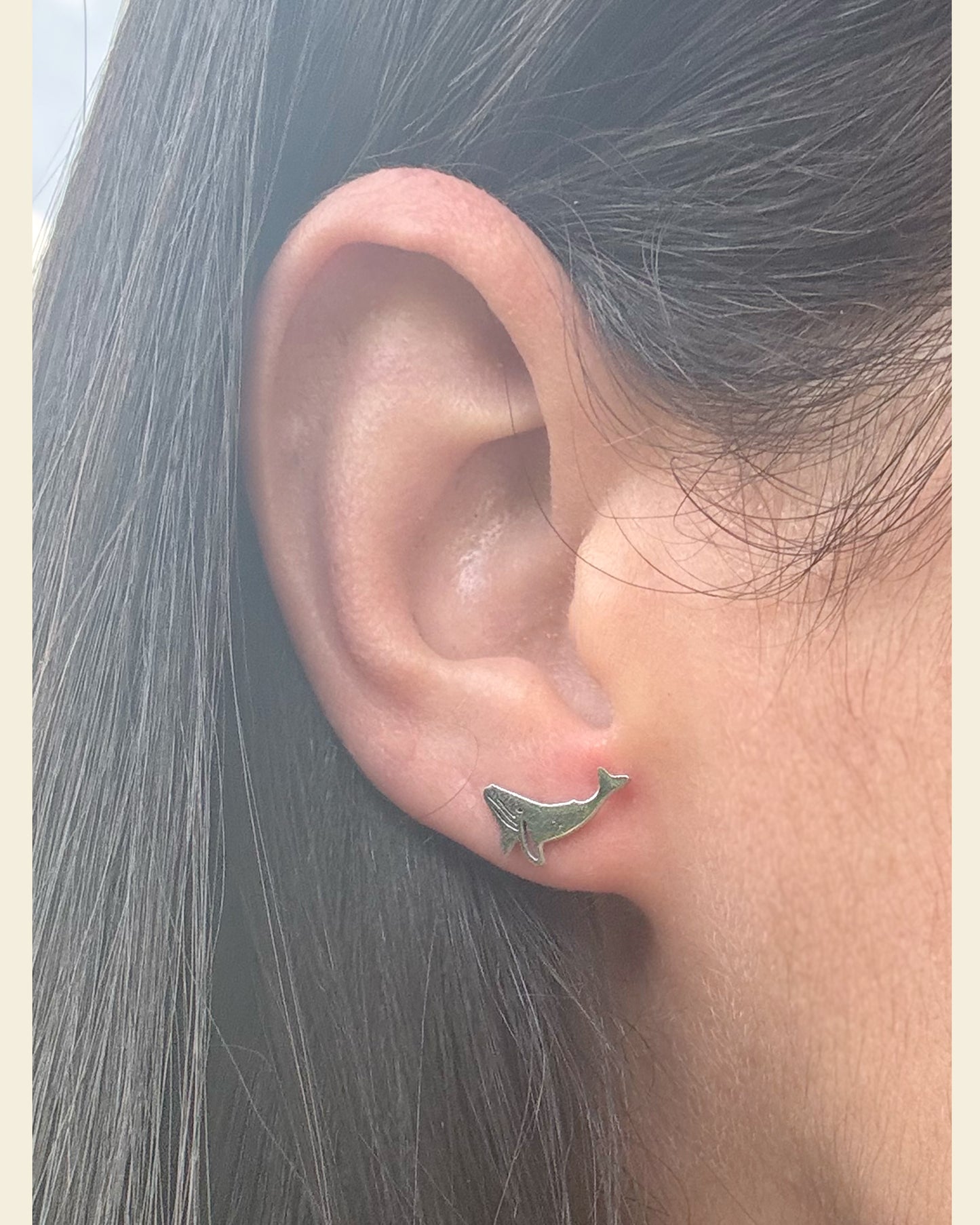 Aretes Mini topitos Ballena Jorobada